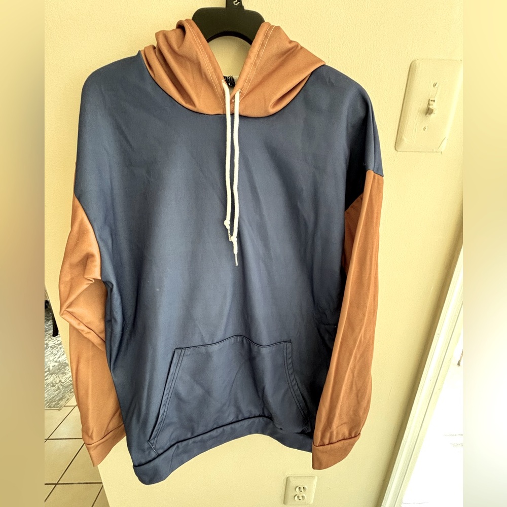 Hoodie Beautiful sweatshirt with a unique design.